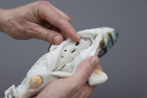 Katzenspielzeug Jumping Fish von Kerbl - interaktiv und mit aufladbarem Akku über USB-Kabel